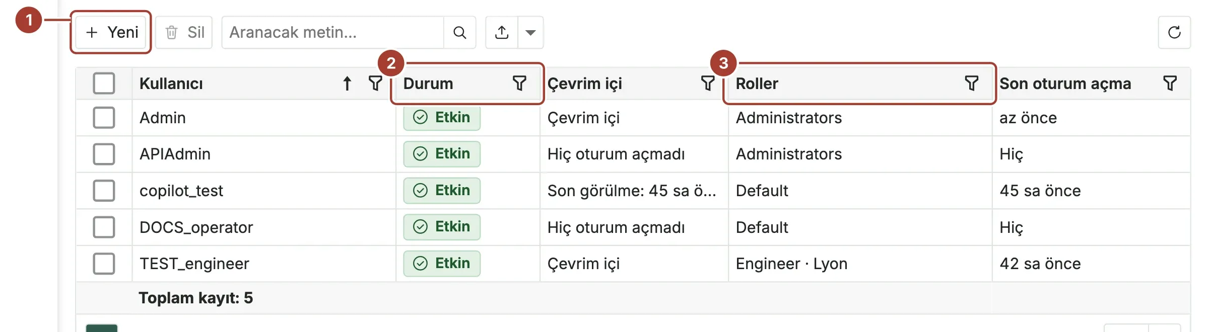Yeni düğmesi, Durum ve Roller sütunları işaretli kullanıcı listesi